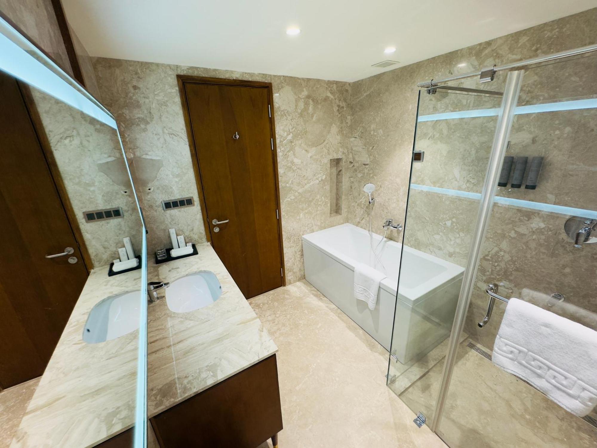 Gokulam Grand Kozhikode Hotel Ngoại thất bức ảnh